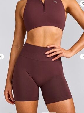 EffortlessLift™ Seamless Shorts with Gray Logo. Velvet mocha